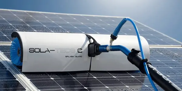 Reinigungsbürste für Solaranlagen reinigt Photovoltaikmodule effizient mit Wasserstrahl.