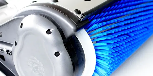 Detailaufnahme einer blauen Bürstenwalze einer professionellen Reinigungsmaschine.