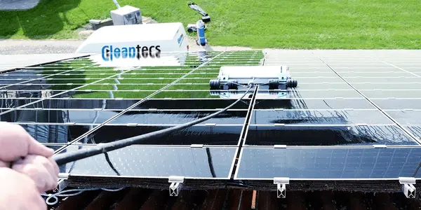 Die Reinigung von Solaranlagen mit professionellem Gerät sorgt für hohe Photovoltaik-Leistung.